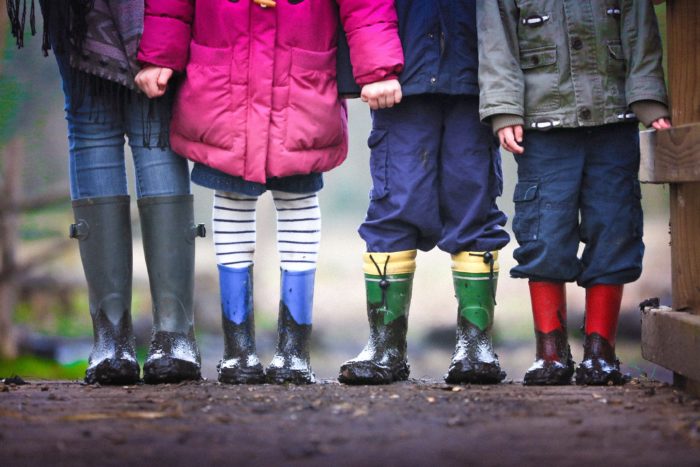 Kinder mit Gummistiefel - Auch bei schlechtem Wetter für einen Kindergeburtstag geeignet. 