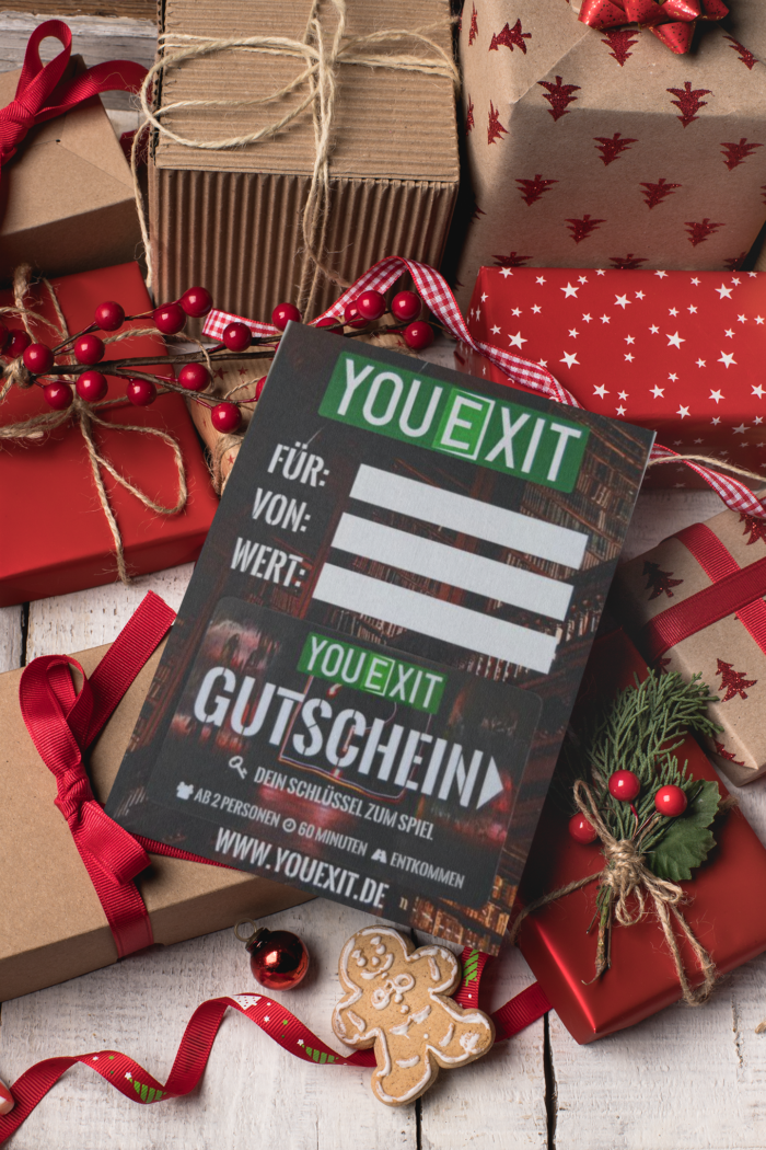 Gutscheinkarte neben Geschenken