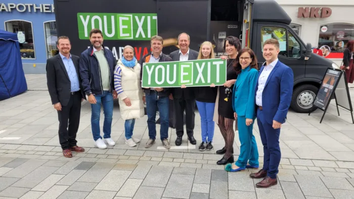 youexit (seit 2019 auch in Eggenfelden) mit Spielleiterin Lea und dem WIR-Team vor dem neuen Escape Van - 'Mobiler Escape Room' am verkaufsoffenen Sonntag in Eggenfelden.